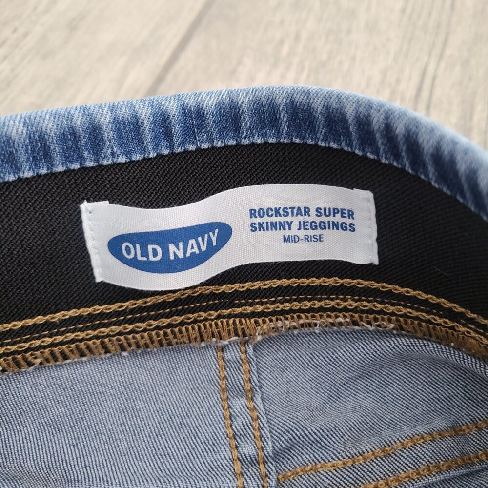 Old Navy Women's Skinny Jeans in Medium Blue Wash - Picture 8 of 11